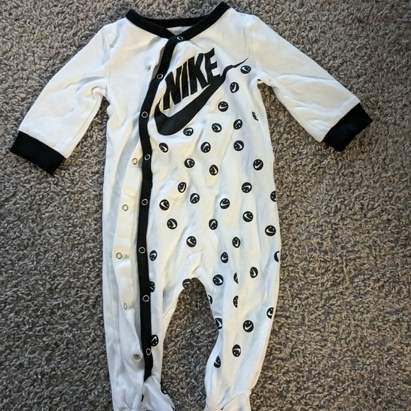 Nike - Picture 2 of 5